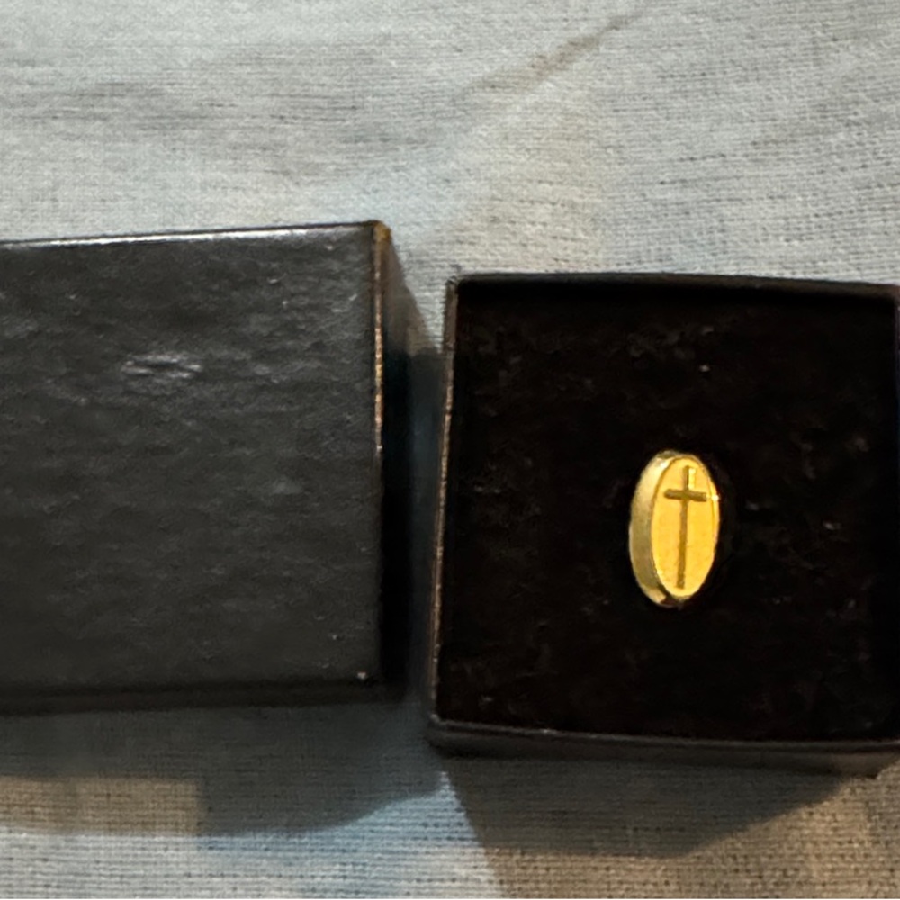 10K GOLD  Vintage Shiny Petite Religious Cross Brooch